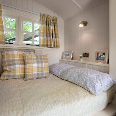The Heron Shepherds Hut At Lyth Valley Brigsteer Exterior foto